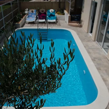 With Pool Split Vibe Solin